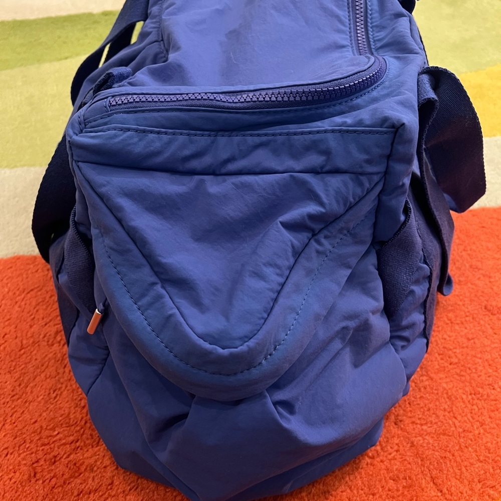 Athleta Kinetic Duffle Bag - Picture 4 of 6